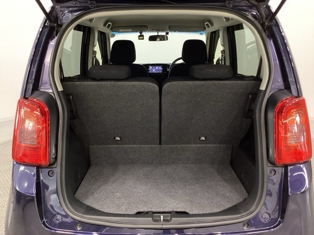 開口部も広く荷物の積み下ろしもしやすいお車となっております。シートの背もたれは5：5の割合で分割して可倒できるので、長いお荷物などを載せることもできます。