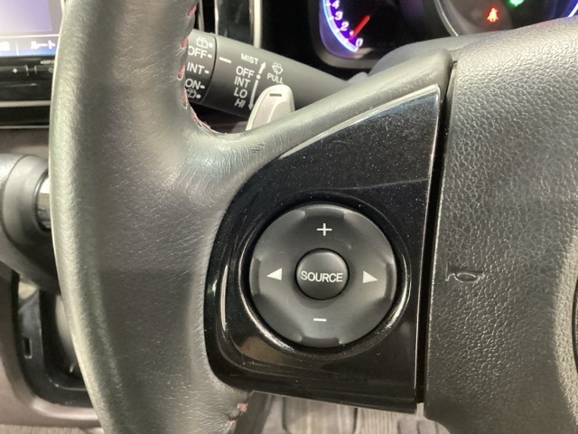 ステアリングスイッチがついていますので、オーディオのチャンネル変更、ボリューム、ジャンル変更が操作可能です。ハンドルから手を離さず安全に操作できます。