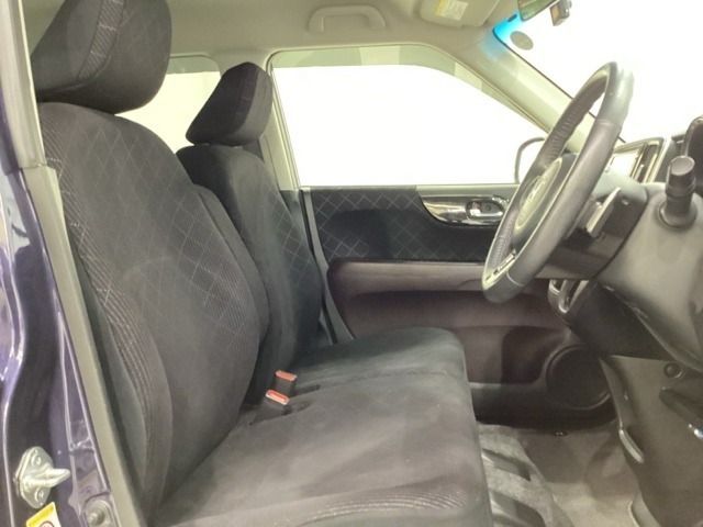 広い足元に肘掛けもついたゆったり座れるシートです。運転席と助手席の間が空いているため、助手席側への移動がスムーズです。交通量の多い道でも、助手席側から乗り降りができます。