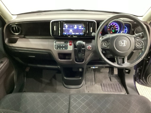 車内は光触媒抗菌消臭施工済です。インパネ周りはスタイリッシュなデザインで機能や装備も充実しています。グローブボックスやカップホルダーのほかにトレーなどたくさんの収納スペースが付いています。
