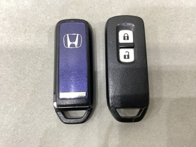 スマートキーを装備しています。鍵を差し込むことなくドアロックの開け閉めと、スタートボタン操作でのエンジンスタートができます。スペアキーも同じものを用意しております。