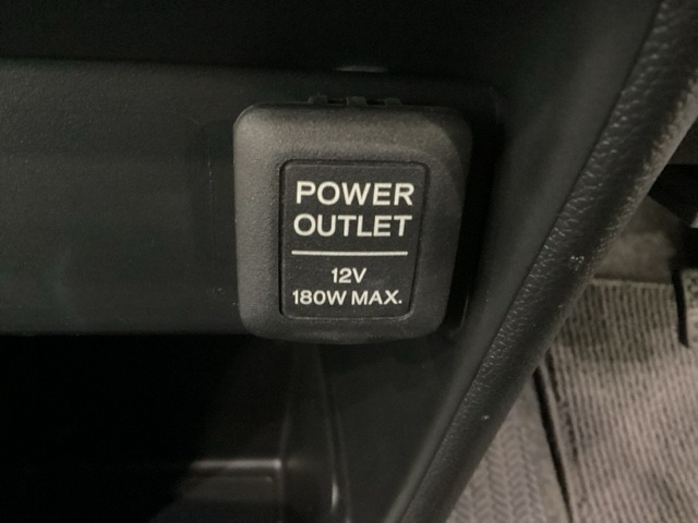 アクセサリーソケットはUSBのアダプターなどをつければ、スマホの充電にも使えます。周辺には物が置けるボックスがついています。