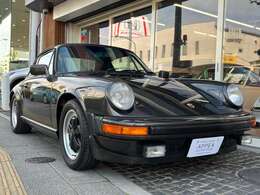 911SCの「SC」とはSuperCarreraの略称でそれまでの911-2.7＆カレラ-3.0に代わるモデル！カレラより更にワイドなボディが特徴◎ポルシェ伝統スレートグレーメタリックの渋い雰囲気が◎