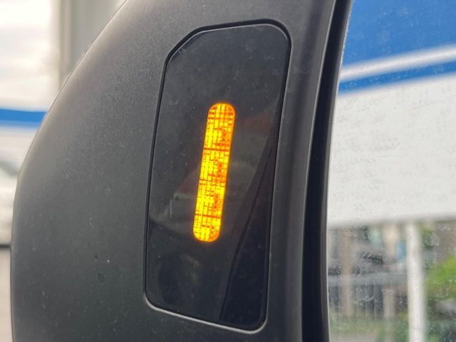 【リヤビークルディティクション】走行中、ドアミラーの死角になりやすい箇所に後続車が接近するとサイドミラー付近に警告を表示、ドライバーに注意喚起と、万一の際はハンドル操作をアシストをします。