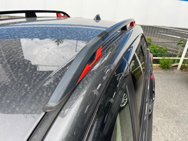 【ルーフレール】外観の魅力を引き立てるとともに、ウィンタースポーツや釣り、ロードバイク等で使う各種ギアを積むキャリア取り付けベースに！アクティブなカーライフを楽しむには必須の装備ですね！