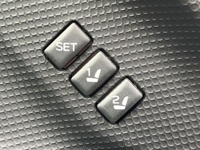 【メモリー機能付きパワーシート】ドライバーごとに設定したシート位置を記憶して、ボタン一つで切り替えできる便利な機能！運転する方が複数名いらっしゃるご家庭におすすめです♪