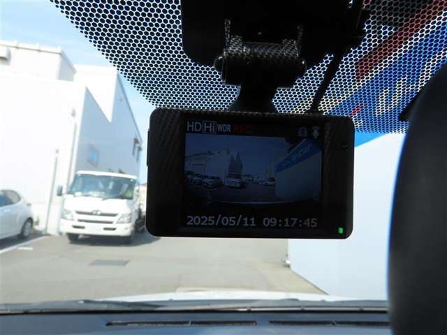 （ドライブレコーダー）走行中の映像を録画します。衝突時もバッチリ映像で残ります。