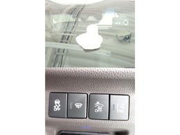 Honda SENSING搭載！ミリ波レーダーと単眼カメラで、クルマの前方の状況を認識。ブレーキやステアリングの制御技術と協調し、安心・快適な運転や事故回避を支援する先進のシステムです。