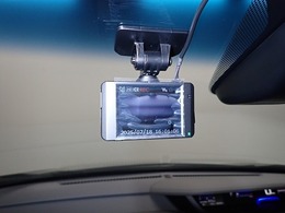 もしもの衝突の時、あなたの走行状態をしっかりと記録するドライブレコーダーも付いているので、万が一の時にも安心です。