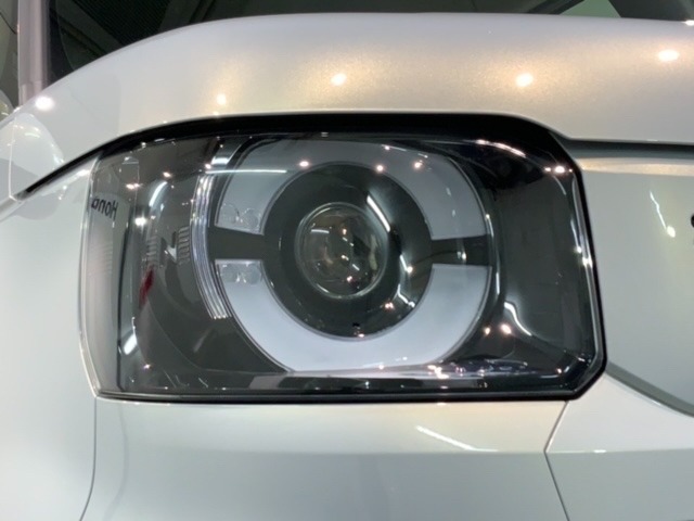 LEDヘッドライトは、点灯の瞬間から最大光量を発揮し、突然暗くなるトンネルなどでの安定感を高めます。
