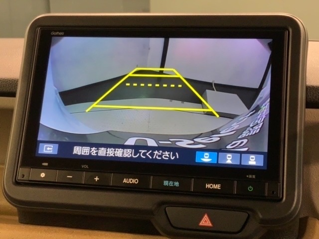 リバースギアに入れるだけで後方の表示へ切り替わります。夜間や雨の日の駐車も楽になりますよ。