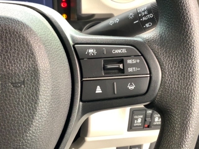 クルーズコントロールを装備しています。高速道路などで一定の速度で走ってくれるので運転が楽ですよ！速度を設定できますので、スピードの出しすぎにも注意できます。