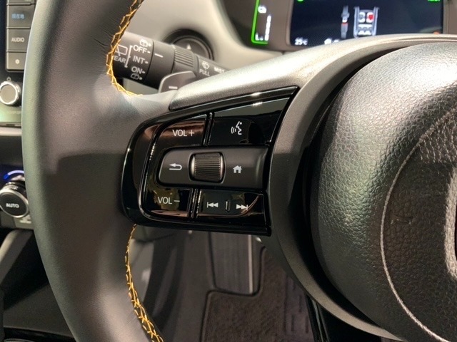 ステアリングにオーディオ操作スイッチが付いています。オーディオ画面に直接タッチしなくても操作が出来ますので、運転に集中できます。