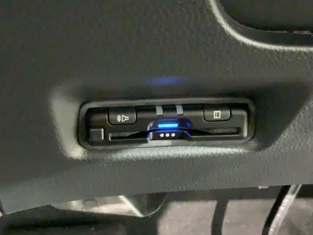 いまや快適なカーライフに欠かせないETCが付いています。