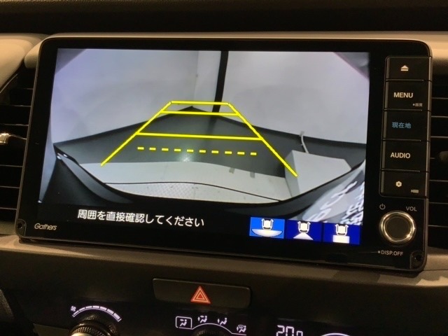 リバースギアに入れるだけで後方の表示へ切り替わります。夜間や雨の日の駐車も楽になりますよ。