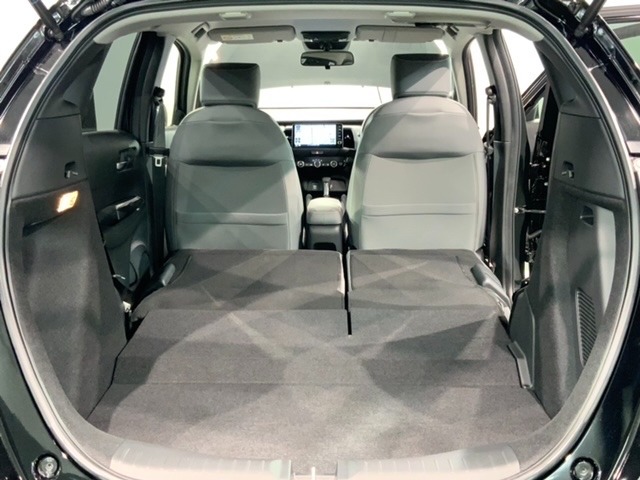 リア席を倒せば広々とした空間の出来上がり！床が低くフラットになり、天井までの高さがありますので積載が便利です。