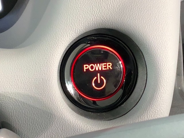 ワンプッシュでエンジンのスタート、ストップが出来て便利です。