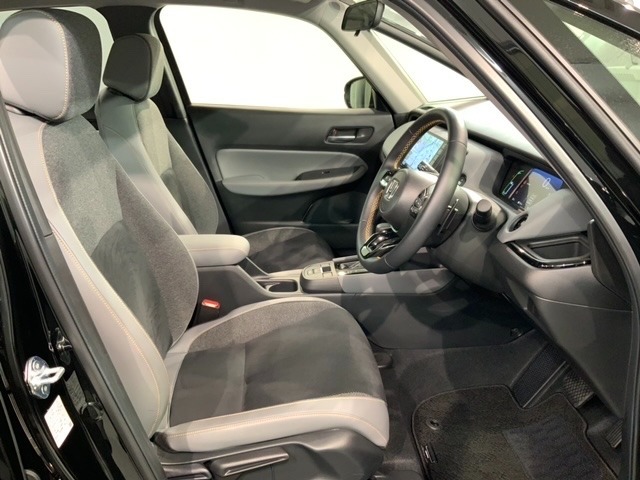 程よい硬さとホールド性が高くロングドライブも疲れにくいシートです。