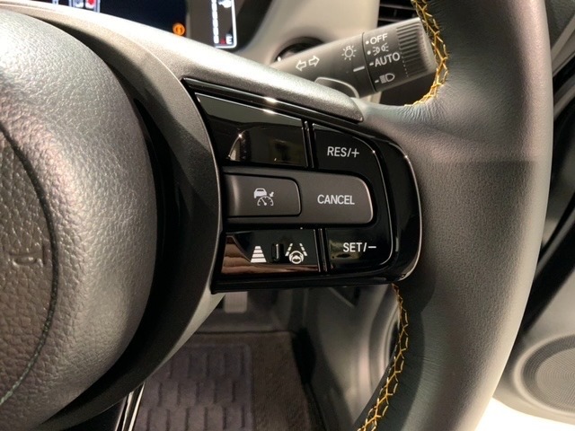 クルーズコントロールを装備しています。高速道路などで一定の速度で走ってくれるので運転が楽ですよ！速度を設定できますので、スピードの出しすぎにも注意できます。
