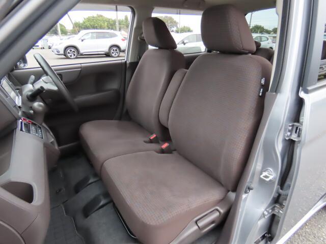 フロントシートも状態良好ですよ。大きな汚れもなく、安心です。座り心地もいいですよ。