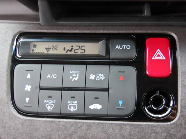 オートエアコン装備。温度設定ができて、室内快適ですよ。