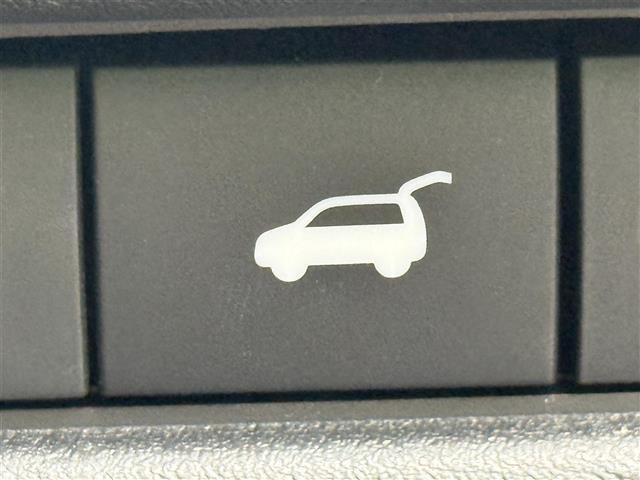 【パワーバックドア】荷物を抱えた状態でもスイッチ操作によるリアゲートの開閉が可能です☆お買い物時やアウトドアの際に役立ちますね♪