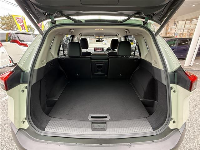 ラゲッジスペースも十分な容量がございますのでお出かけの際も荷物が沢山載りますね♪