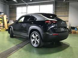 法定整備費用は本体価格に含まれております。洗練されたサービススタッフが法定整備を実施し、必要に応じて交換・修理作業を施したうえで、安心してお乗りいただける状態にしてお引渡し致します。