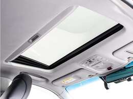 人気装備のサンルーフが付いています！上下チルトに前後スライド機能が付いていますので、様々なドライブシーンで活躍してくれます！！開放感ある車内空間は気持ちがいいですよ！是非体感してみて下さい！