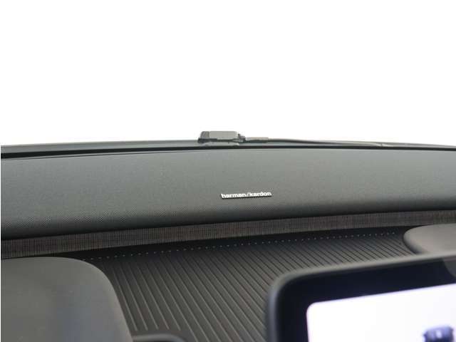 【harman/kardon】5つのスピーカーを内蔵したサウンドバーにより、ドライバーを包み込む音場を実現しました。また、洗練されたミニマルデザインは、キャビンをスタイリッシュに彩ります。