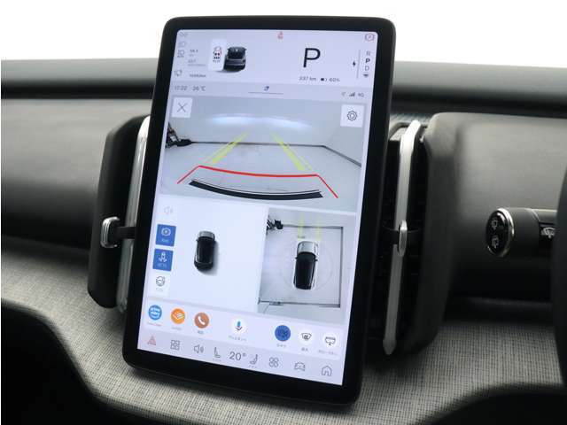 360°ビューカメラは、自車を真上から見下ろすバードアイ映像を表示します。また、フロントビュー、リアビュー、サイドビューの単独表示や、自車周辺の様子を直感的に把握できる3D表示にも対応しています。