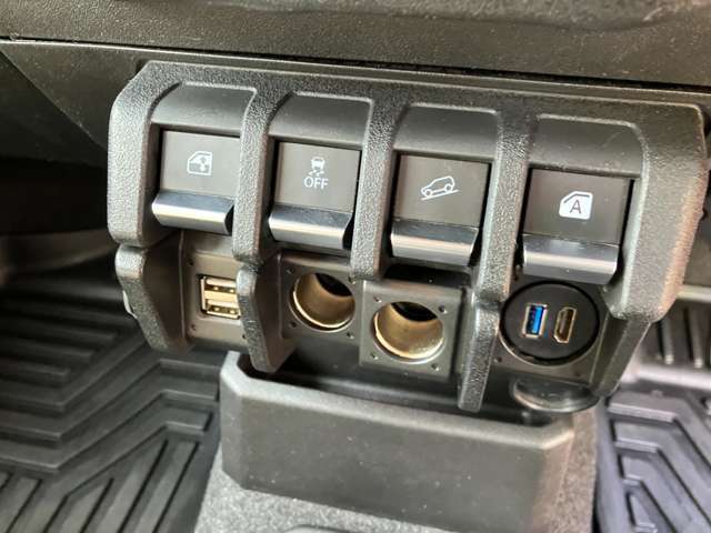 後付けのUSB・HDMI・シガーソケットを装備
