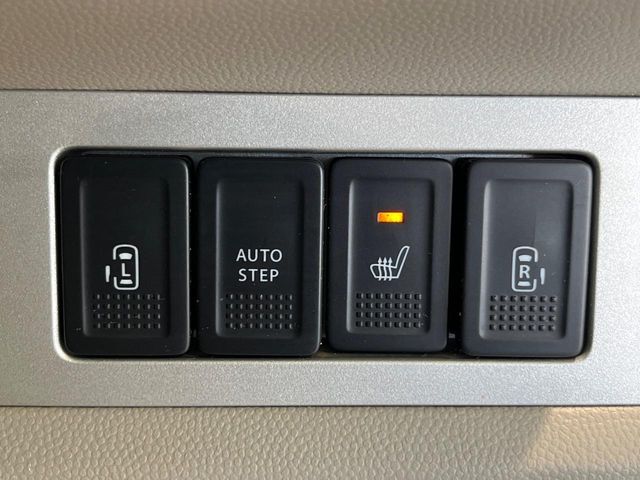 【両側パワースライドドア】スマートキーや運転席のスイッチで後席両側スライドドアの開閉が可能♪電動だから力を入れてドアを開ける必要が無く、小さなお子様でも簡単に開け閉めでき快適です♪