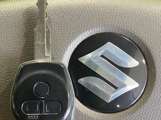 【キーレス】少し離れた場所からでもボタン一つでドアの開錠・施錠ができるのでとっても便利！ドアの鍵穴周りに傷をつけることもありません♪