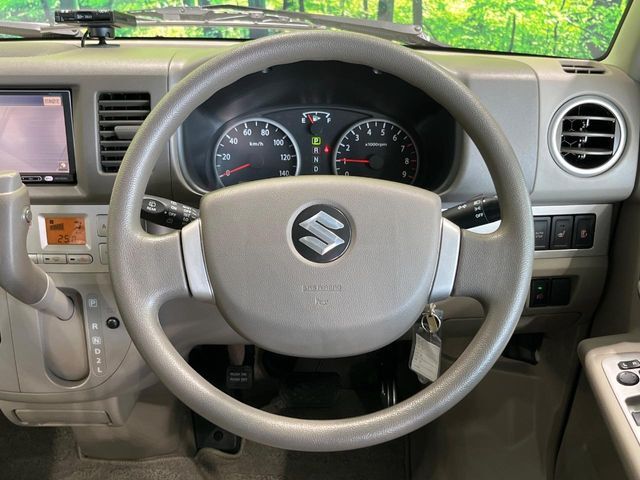 インテリアに合わせたデザインのステアリングは、運転される方のことも考え、運転しやすい形状、大きさです。是非一度、実際に触ってお確かめください。