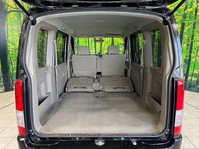 普段のお買い物や通勤、送迎等に十分な荷室スペースを確保しております。セカンドシートを倒すと、大きな荷物の積載も可能です♪