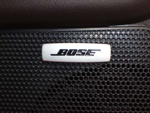 BOSEサウンドシステムを搭載。「良い音を出す」ではなく、その車種のごとに特徴を計算（車種専用設計）し、「反響音」を作り出すことによってどの座席でも自分中心で音が聴こえ、「心地よい空間」を作り出します。