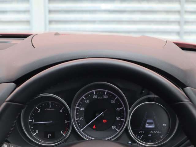 運転視界の遠方上方に虚像を投影することで前を見ながら情報の視認ができます。本当にドライバーが必要な情報を適切に伝え、楽しんで頂くことを考えた新世代装備です。※虚像は2.6m前方に浮かぶイメージです。
