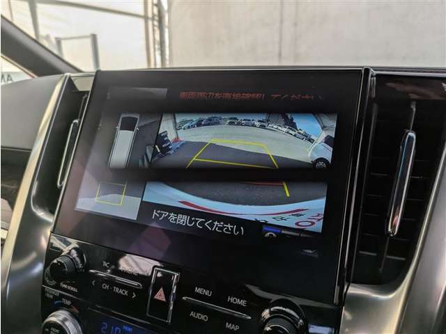 【パノラミックビューモニター】車両を上から見たような映像をディスプレイ画面に表示。運転席からの目視だけでは見にくい、車両周辺の状況をリアルタイムでしっかり確認できます。