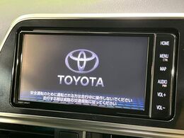 【純正ナビ】人気の純正ナビを装備しております。ナビの使いやすさはもちろん、オーディオ機能も充実！キャンプや旅行はもちろん、通勤や買い物など普段のドライブも楽しくなるはず♪