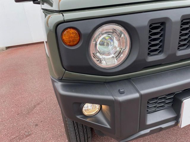 【LEDヘッドライト】悪天候や夜間走行時も良好な視界を確保し安心して運転できる高輝度LEDヘッドライトを装備！点灯速度が早く、消費電力も抑えられています。