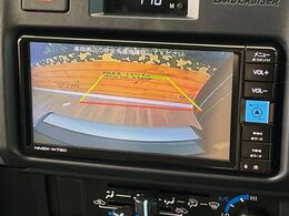 【バックカメラ】駐車時に後方がリアルタイム映像で確認できます。大型商業施設や立体駐車場での駐車時や、夜間のバック時に大活躍！運転スキルに関わらず、今や必須となった装備のひとつです！