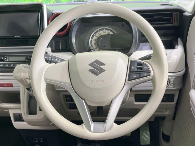 インテリアに合わせたデザインのステアリングは、運転される方のことも考え、運転しやすい形状、大きさです。是非一度、実際に触ってお確かめください。