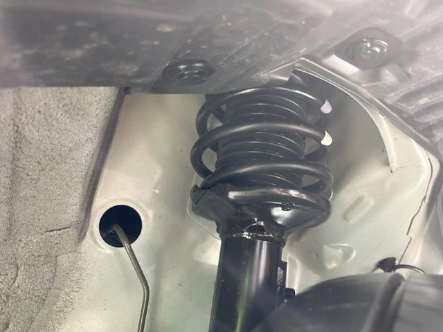 お車を安心してお乗りいただく為には、足回りの定期点検が欠かせません。サービスサポート（有償保証）では無料点検もご提供しており、安心のカーライフをお過ごしいただけるサポート体制が整っています。