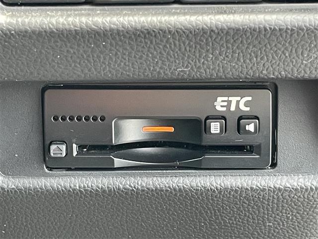 【ETC】有料道路を利用する際に料金所で停止することなく通過できる、ETC車載器（ノンストップ自動料金収受システム機器）が装備されています。セットアップを行うことで利用可能になります。