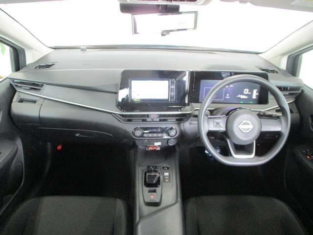 黒を基調としたスタイリッシュなデザインの運転席です。衝突被害軽減ブレーキ、レーンキープアシストなどの安心装備付き！