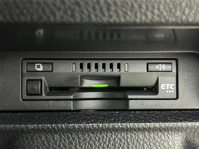 【ETC】有料道路を利用する際に料金所で停止することなく通過できる、ETC車載器（ノンストップ自動料金収受システム機器）が装備されています。セットアップを行うことで利用可能になります。