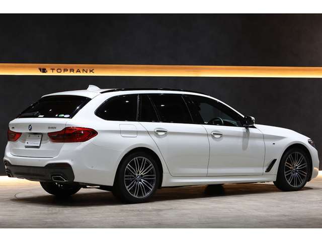 xDriveというBMW独自の4WD技術により、スポーティなハンドリングと走行安定性の両立が図られ、安心してドライブをお楽しみいただけます。