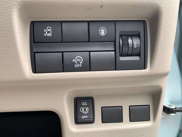 【両側電動スライドドア】狭い場所でもドアを全開にでき、チャイルドロックを使っても運転席のスイッチを操作するだけでドアの開け閉めが可能です