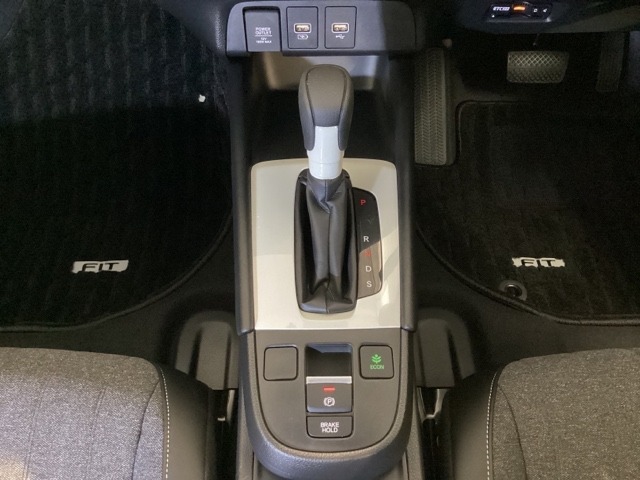 CVT車のセレクトレバーです。低速から高速まで、変速ショックのないスムーズな走りと、エンジン効率のよい領域を維持して燃費にも貢献します。サイドブレーキはスイッチ操作の電子制御パーキングブレーキです。